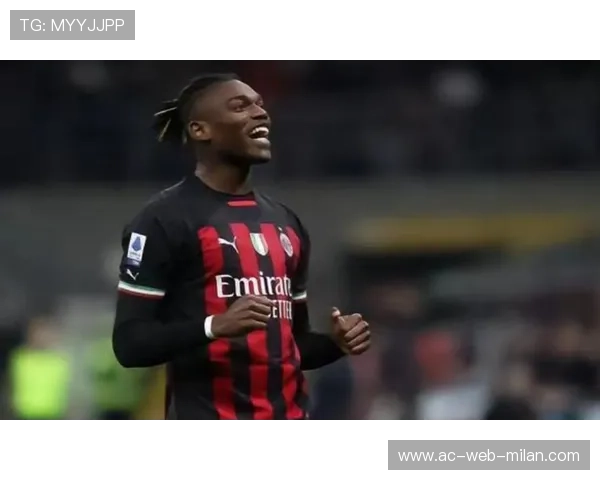 AC米兰在中路形成三角配合,莱奥动作轻盈果断