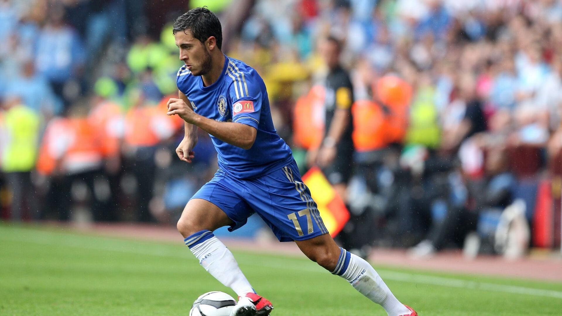 “亚戈·卡尔曼的高效进攻与防守技巧，推动美洲狮队向冠军迈进”