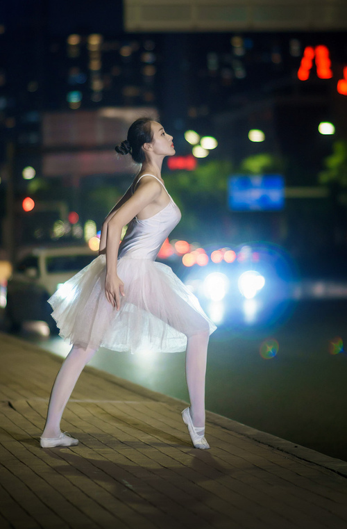 米兰登录入口-凯尔·查默斯用坚韧精神征服赛场挑战，查尔斯&amp;凯斯