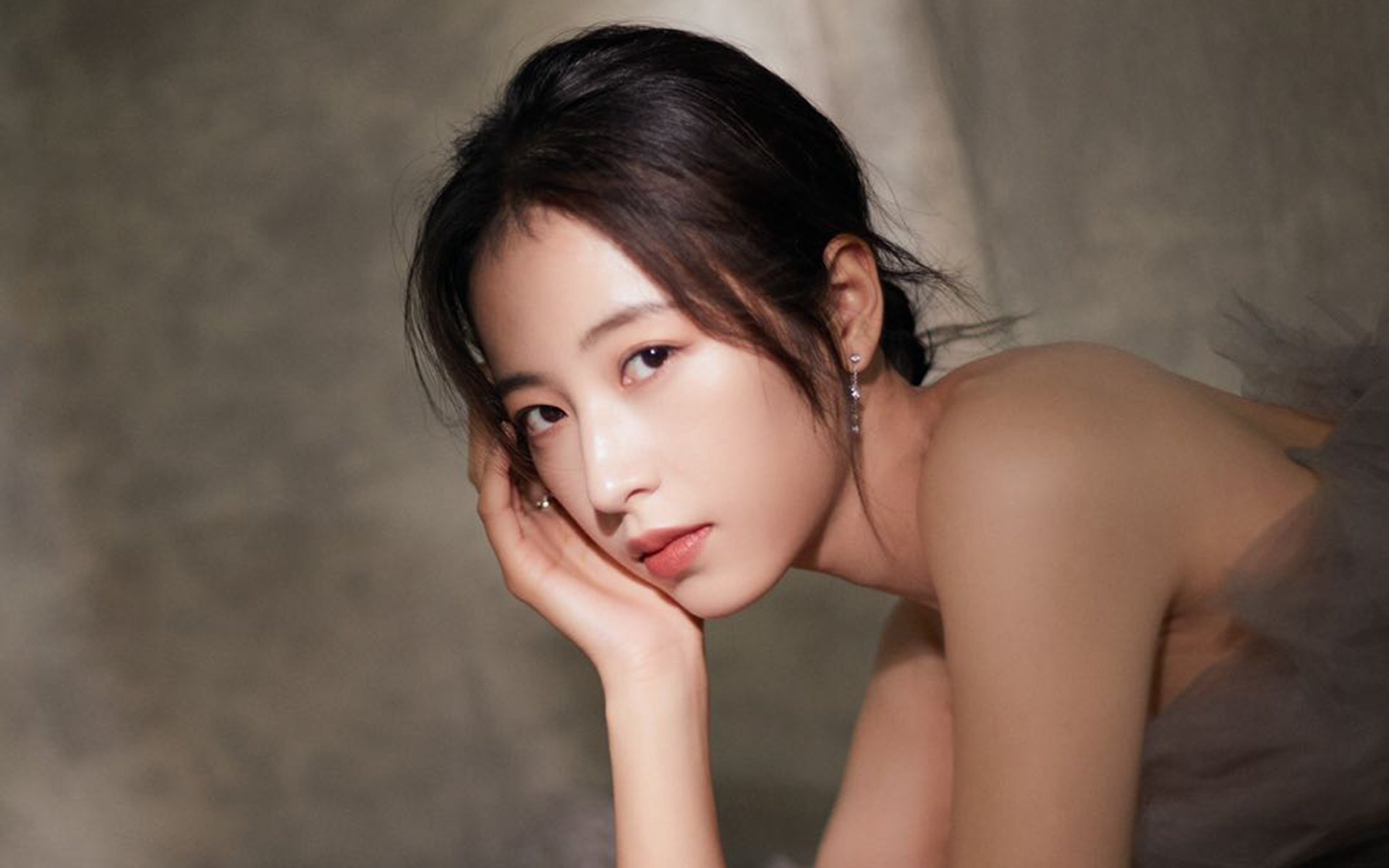 足球运动在高校校园中的普及率显著提高，校园足球的普及和提高